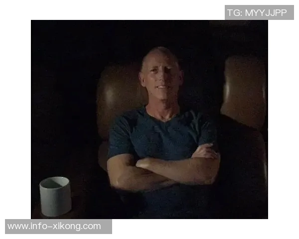 亿万富翁亚当斯的简约生活只靠睡袋和吉他电脑相伴